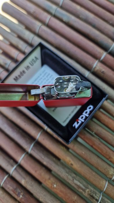 Brichetă Zippo Originală Red Matte – Nouă în cutie / Made in USA