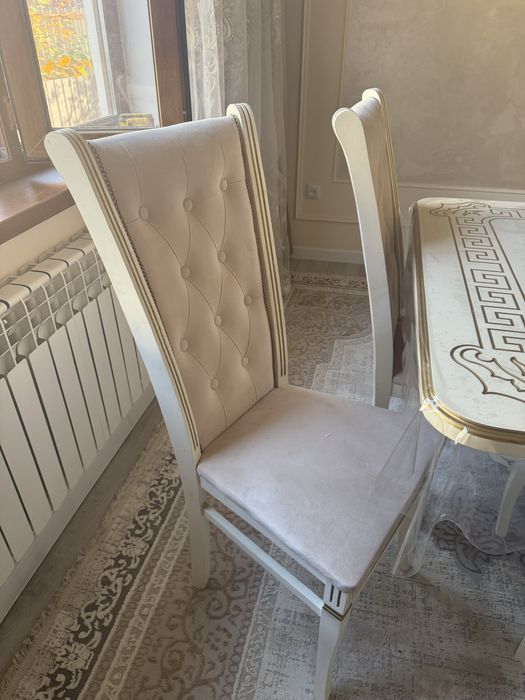 стол и стулья гостиная