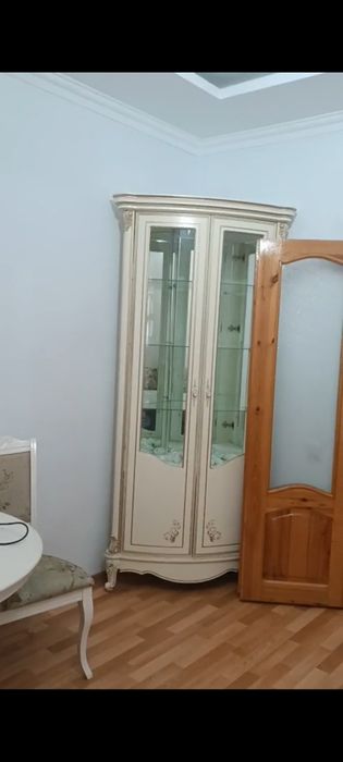 Продам угловые витрины для гостиной