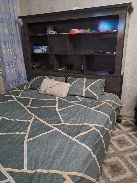 Продам кровать с полочками