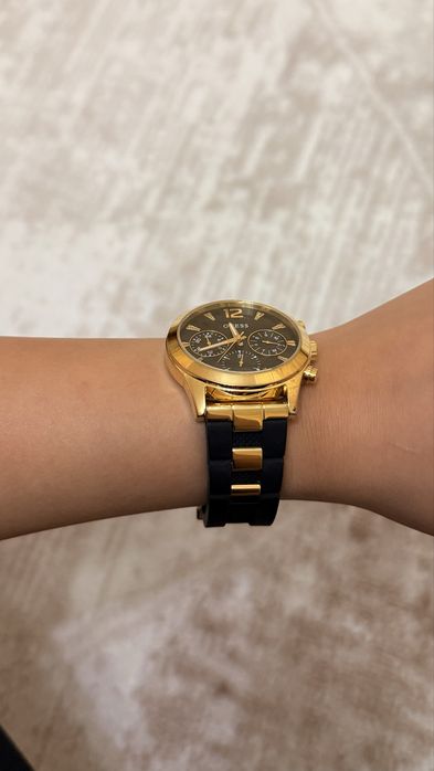 Женские часы Guess