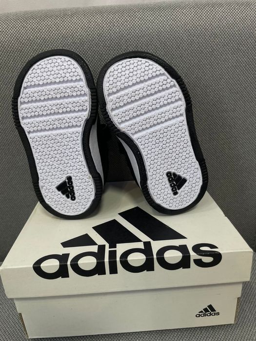 Детская обувь от Адидас 10000