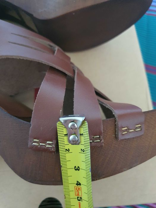 Reducere de pret -Sandale Levi's maro numarul 41