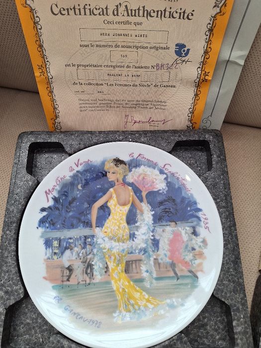 Декоративни чинии " Жените на века"