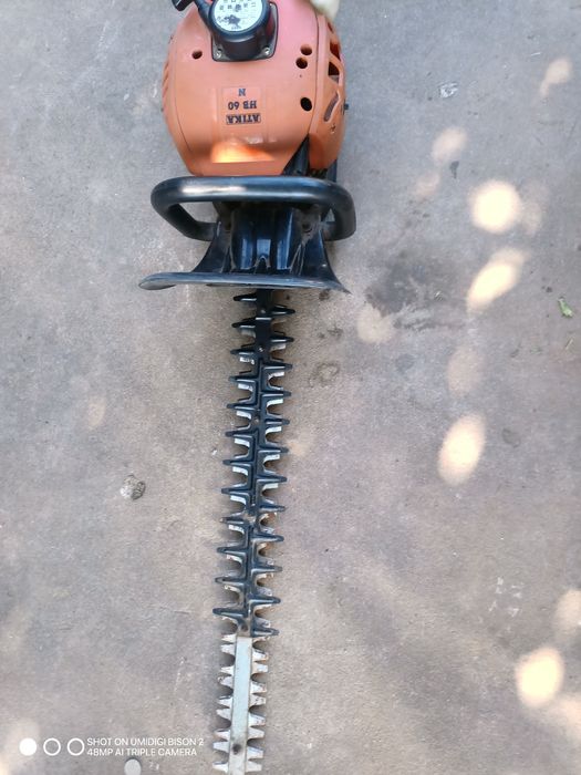 Foarfeca gard viu pe benzina