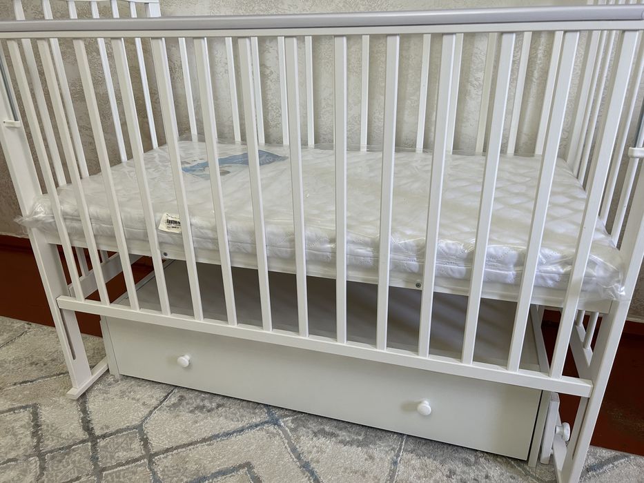 Ұсталмаған, жап-жаңа манеж төсегімен