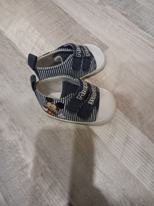 Обувки за момче размер 18