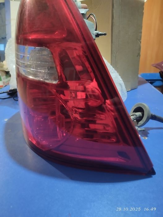 Продам фонарь задний правый