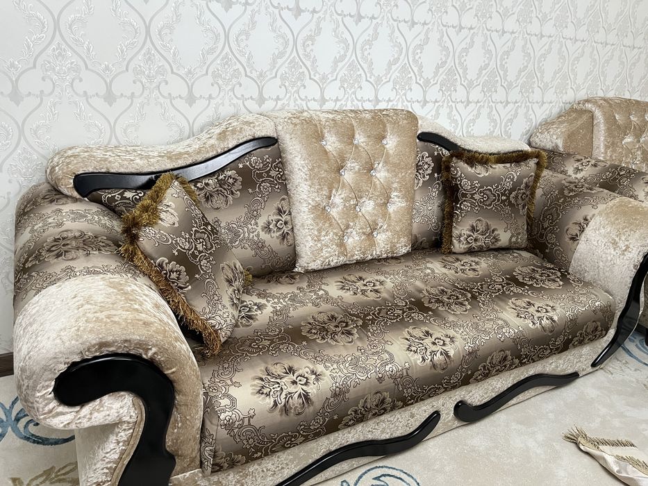 Диван с двумя креслами