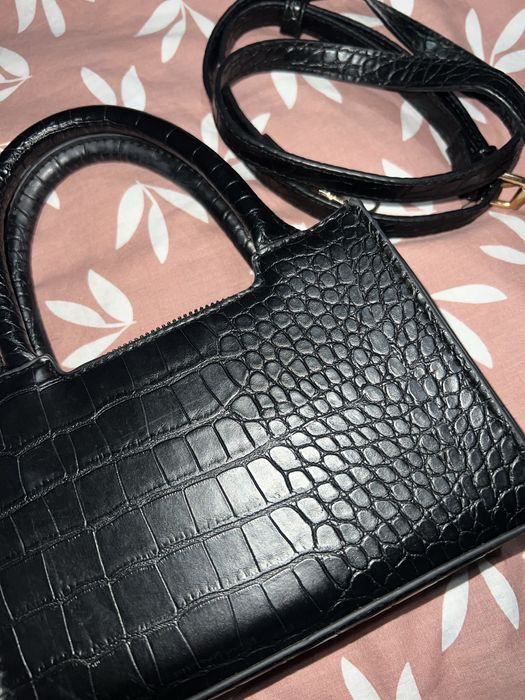 Малка черна чанта