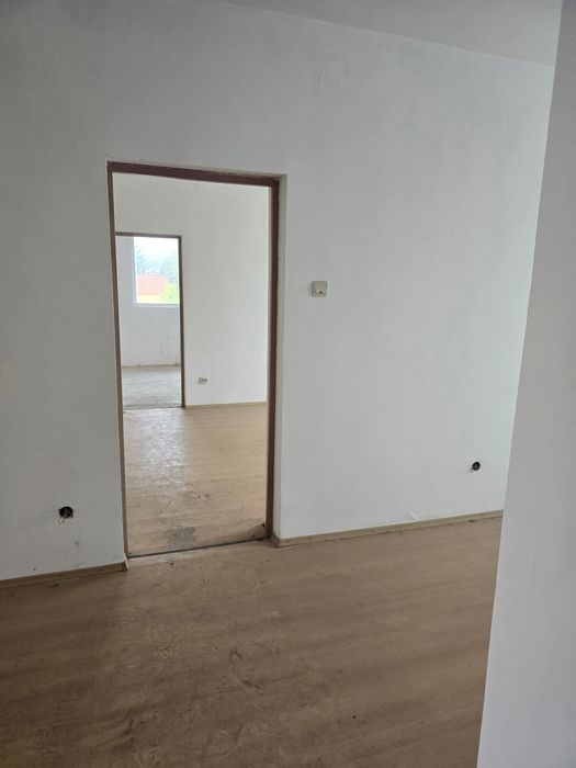 Bloc 40 apartamente.  Petroșani zona Dacia.