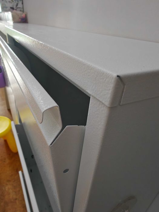 Тесен метален шкаф за обувки – модерен и практичен