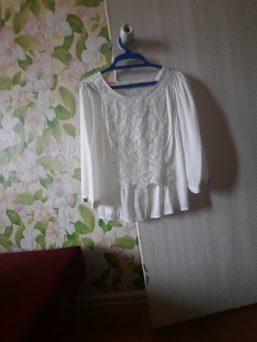 Продаётся   б л у з ка   белая  в хорошем   состоянии  . Размер   4 6.