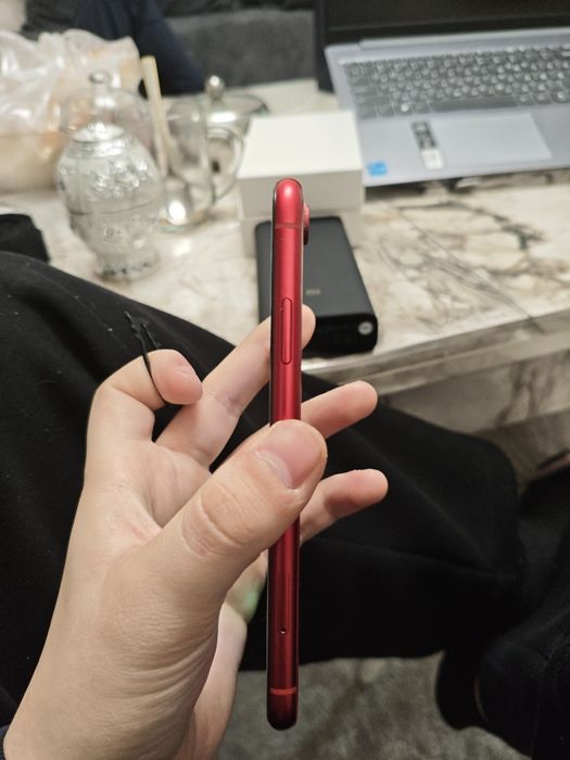 Iphone xr  Никаких царапин нет ,все работает
Коробки нету,к телефону п