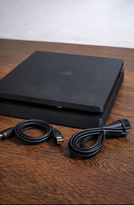 Vând PlayStation 4 Slim