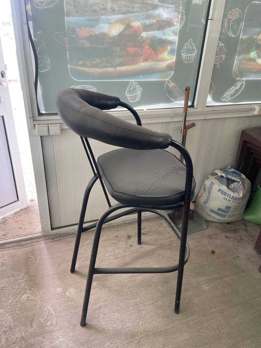 Kuxini Tepasi yoq oldida Bar 2 kaplekt stol stul bor