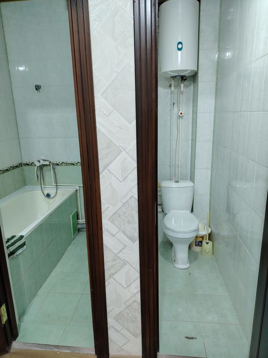 Сдаëтся 2х комнатная на втором этаже кирпичном доме