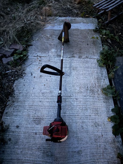 Motocoasa cu snur pe benzina