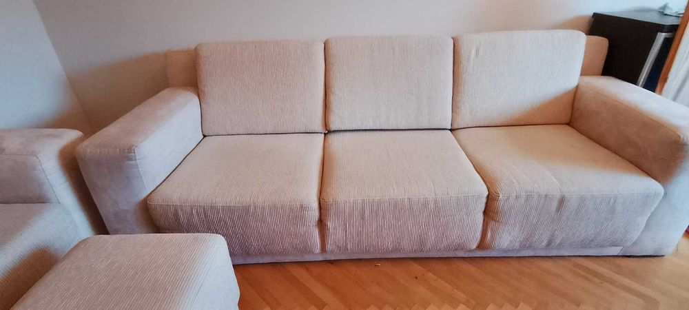 Продавам почти неизползван комплект от диван,фотьойл и табуретка