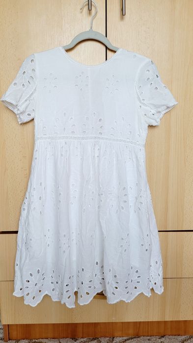 Rochie alba de vara, Zara model tip broderie