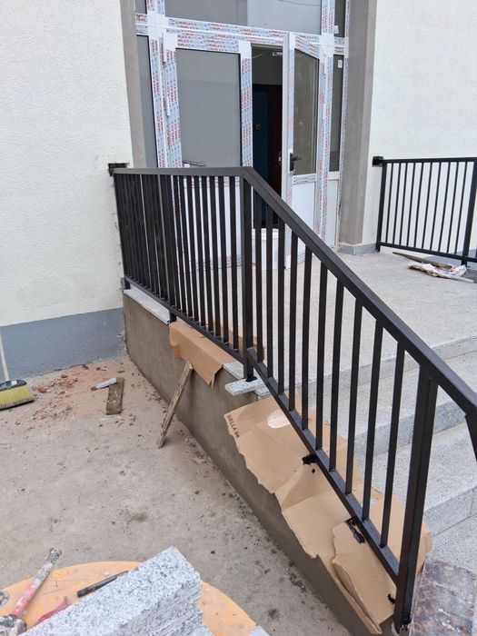 Executam la cerere ,porti,grilaje,garduri,hale