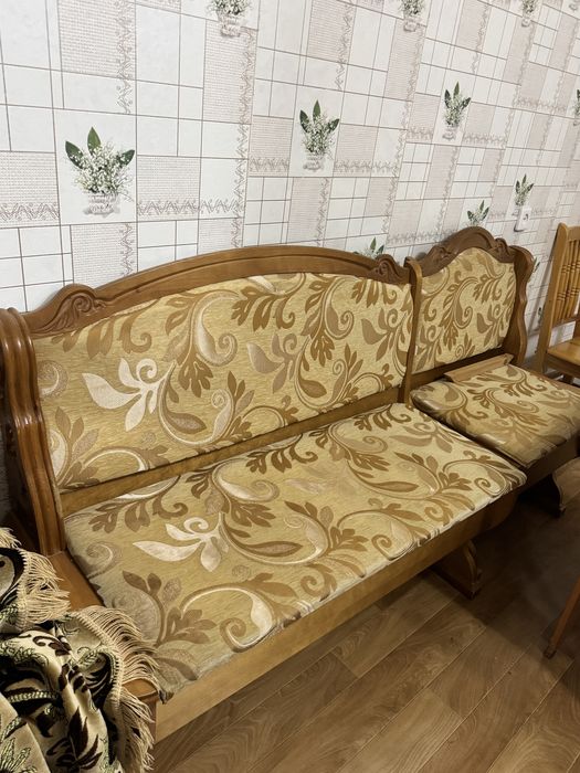 Кухонный стол и угловой диван
