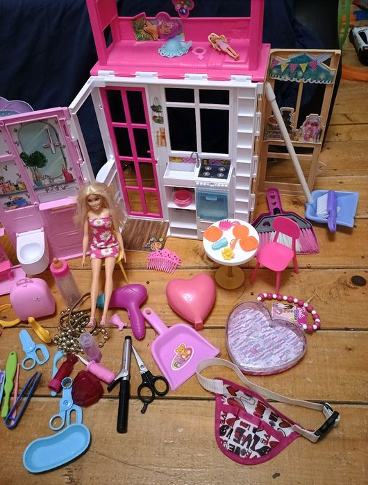 Vând jucării fetita Barbie