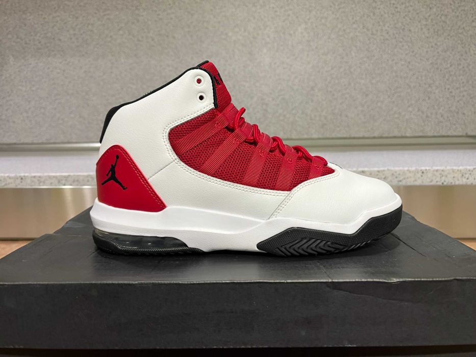 ОРИГИНАЛНИ ***  Nike Air Jordan Max Aura  White/Black/Gym Red