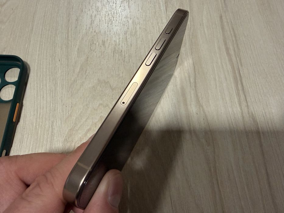 Продавам като нов Iphone 16 pro 256gb.с гарнция