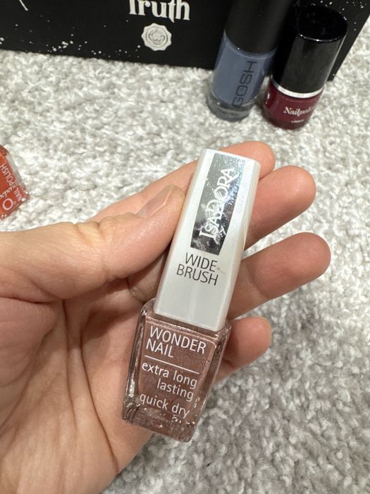 Лаки в ассортименте привозные из Европы: Essie , Gosh, Depend O2, Lind