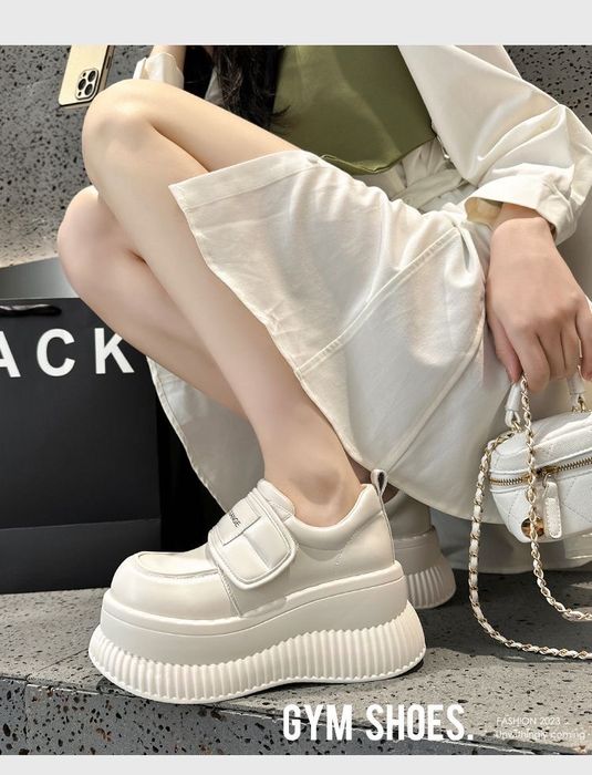 Продам кроссовки на танкетке