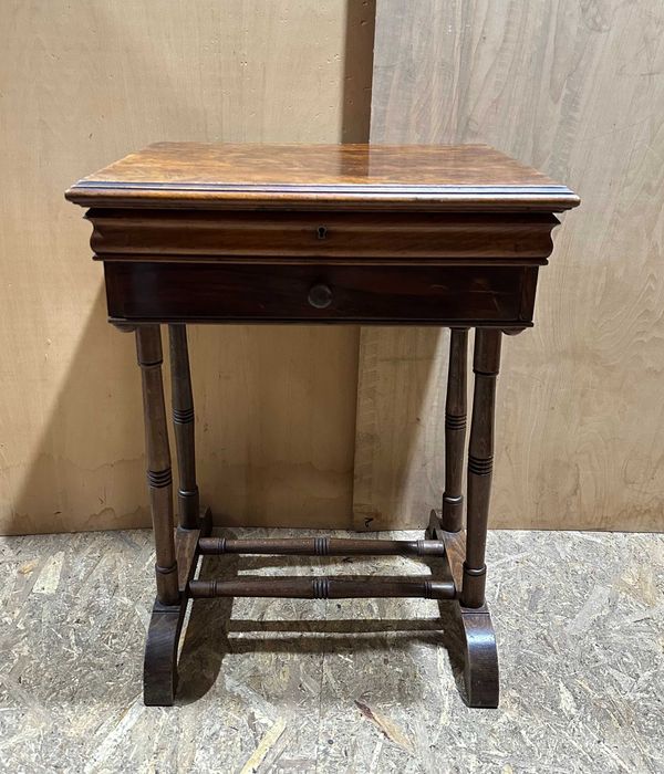 Masuta Vintage de Machiaj cu oglinda si Compartimente interioare Stil Victorian