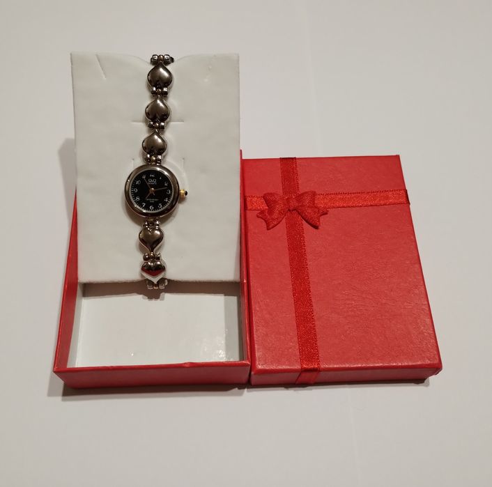 Дамски часовници q&q тип гривна