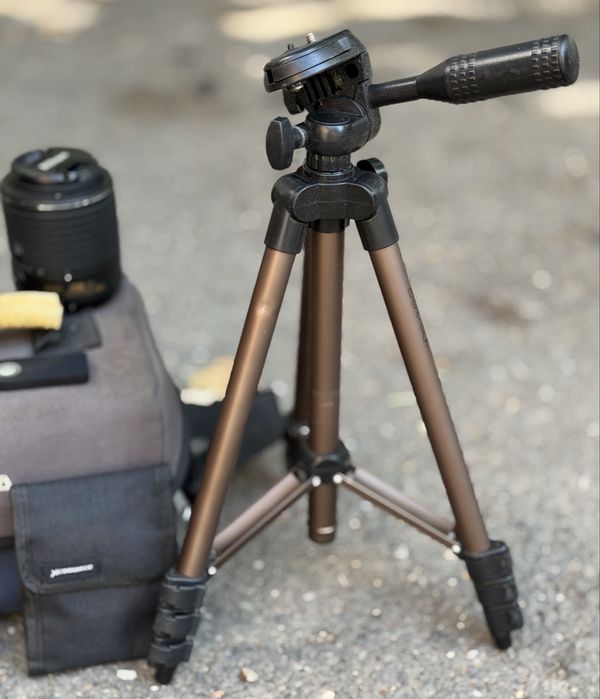 Цифров фотоапарат Nikon D3300 DSLR 24.2MP + 2 NIKKOR VR ОБЕКТИВА + Статив + Чанта