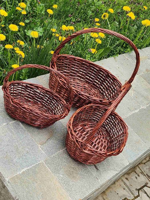 Овални бели и кафяви плетени кошници