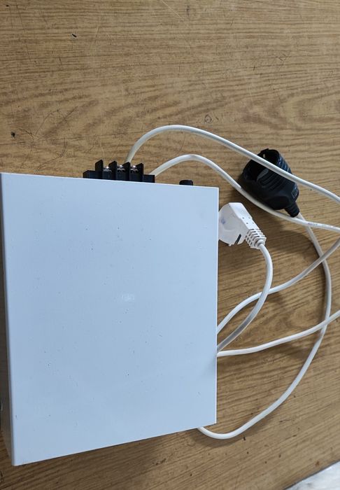 Продавам UPS за парно, авариен източник на 220v