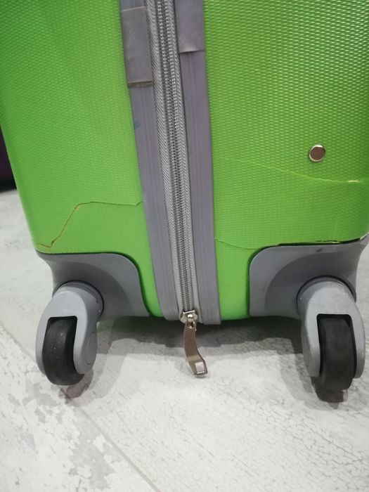 Куфар с четири колелца