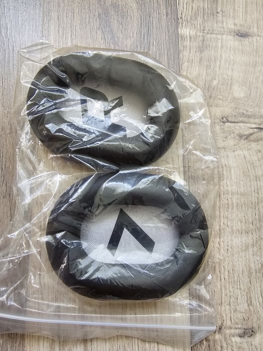 Set 2 bureti pentru casti Plantronics BackBeat PRO2 Over-Ear Wireless