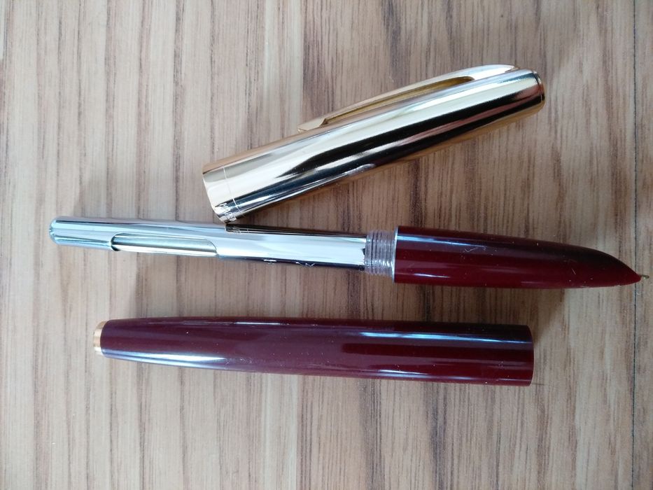 Stilouri scolare. China. Noi.