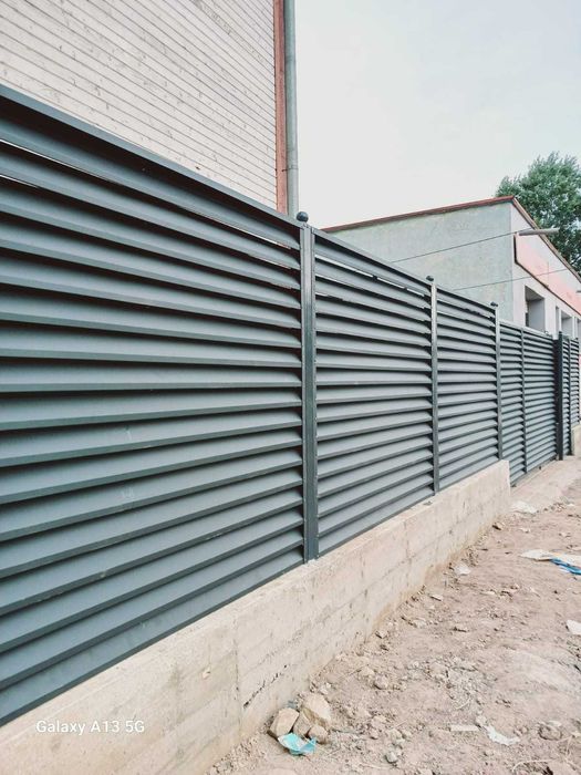 Garduri si porti din panouri stil jaluzele, tabla cutata, sipca metalica, plasa bordurata, fier forjat, BCA sau beton si alte modele la comanda