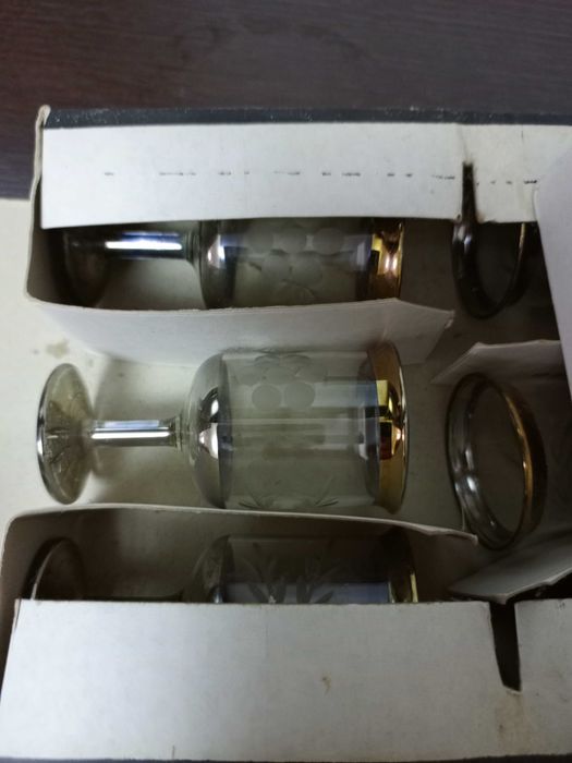 Продам набор из 6  рюмок из стекла.