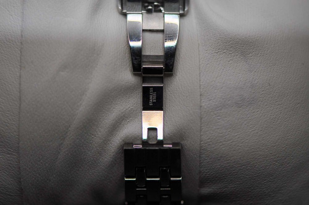 Швейцарски дамски часовник с диаманти - Raymond Weil Tango 5790