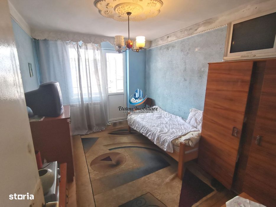 Apartament 3 camere semidecomandat cu 1 baie si 2 balcoane situat la e