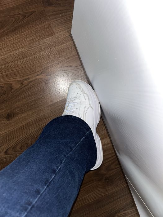 PUMA- бели обувки.