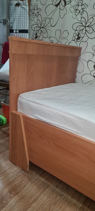 Продам кровать односпальную с матрасом