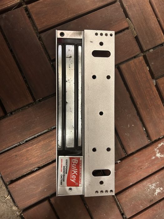 Електромагнит за врата 300кг