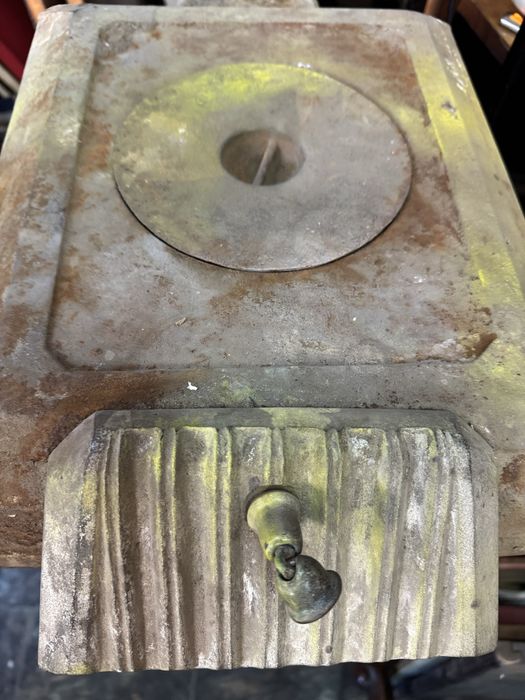 Голяма печка на твърдо гориво