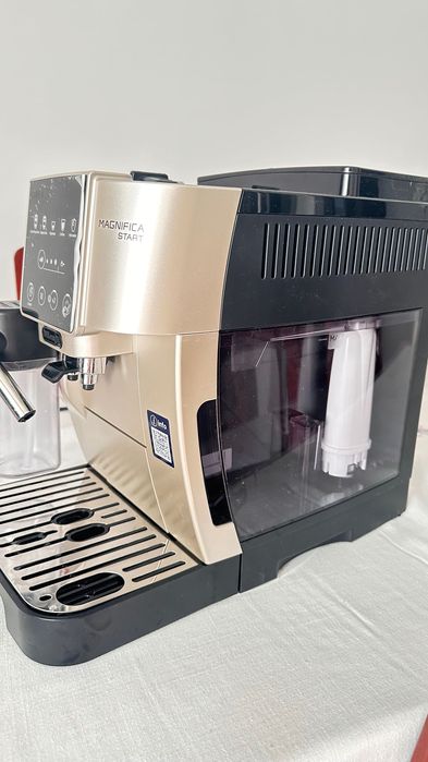 Expresor nou delonghi