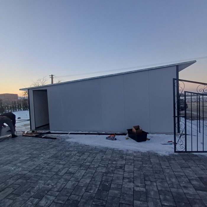 Vand garaj auto pe structura metalica