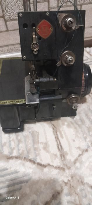 Оверлок почти новый 250 тысяч ест  уступка